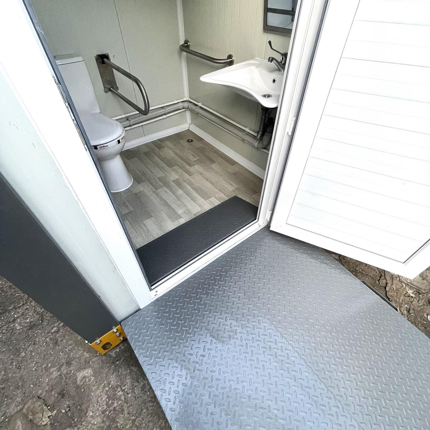 Disabled Portable Toilet Block Prefabricated WC Unit With Access Ramp