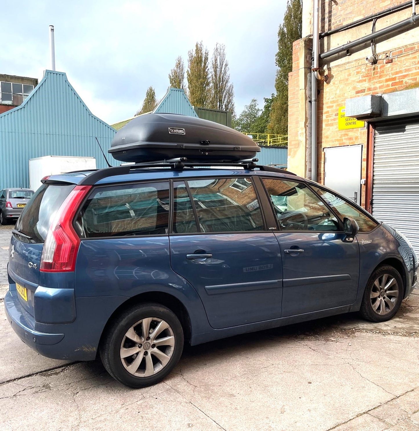 Car Roof Box Luggage Travel Box 350 L collection in person only