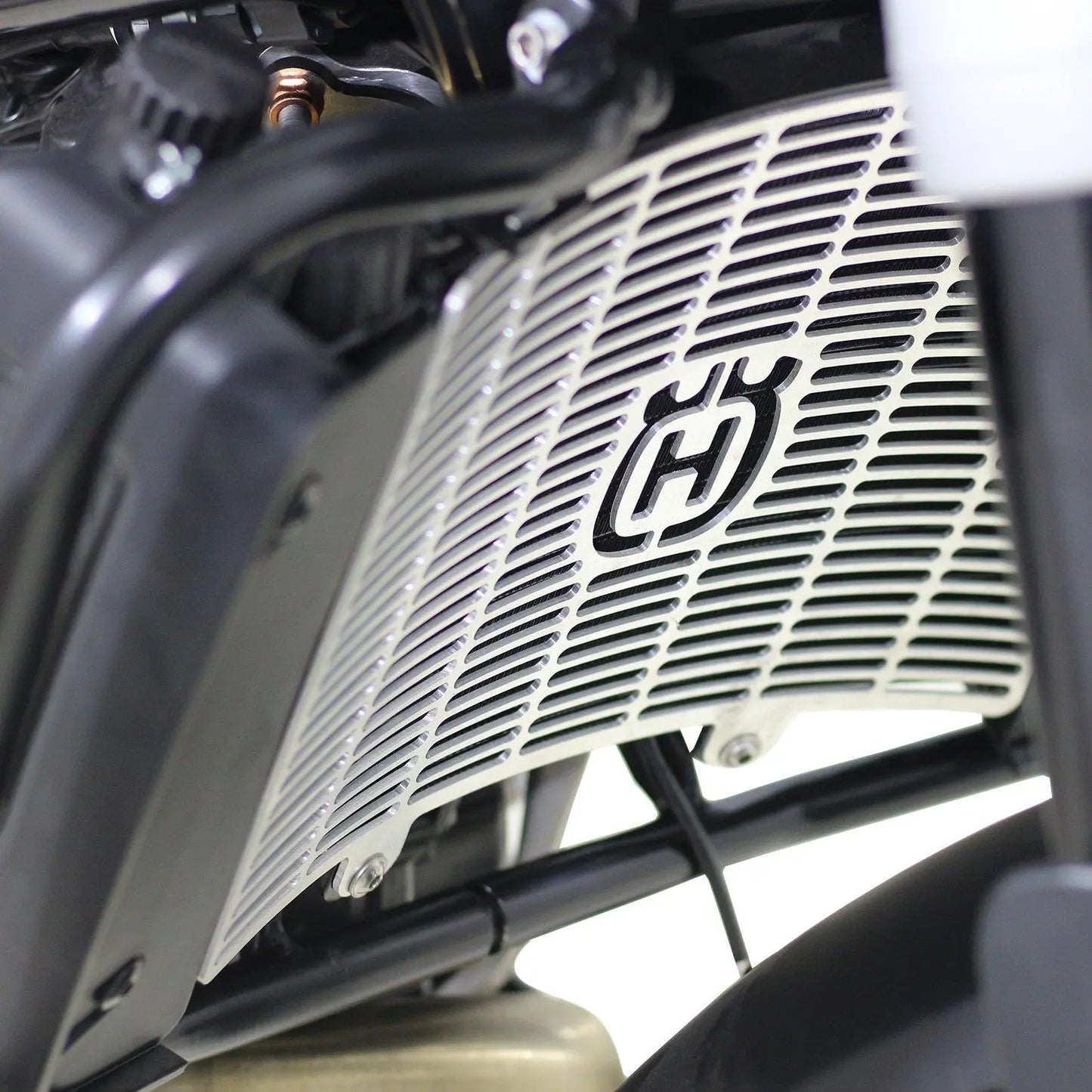 Husqvarna Svartpilen 701 radiator guard BLACK aluminum 19-21