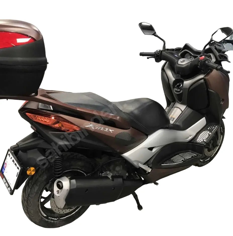 Footrest mats for Yamaha XMAX models 2018-2024, highlighting sporty design